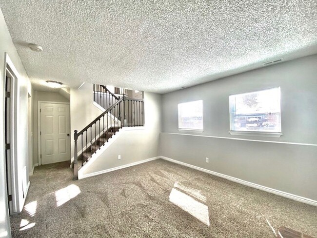 Building Photo - Lovely bi-level 3 bed/2 bath home with fen...