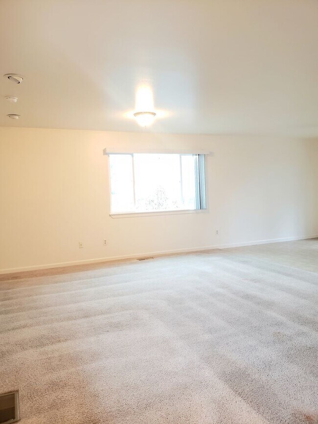 Building Photo - 909 Gellatly Ave