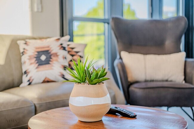 Building Photo - 736 W Rider Dr