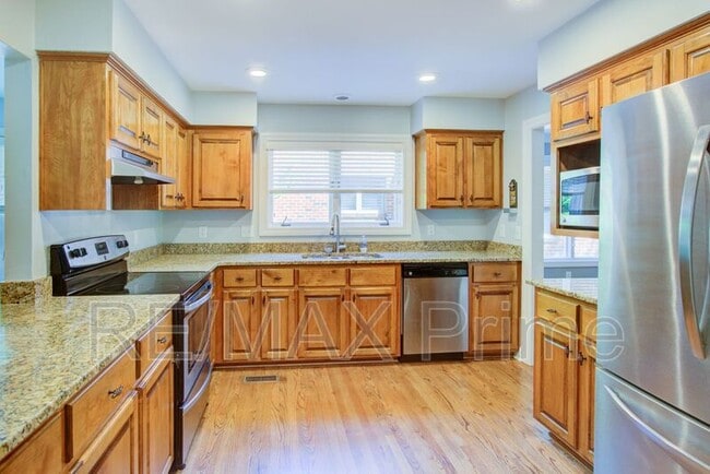 Building Photo - 1229 Llewellyn Ave