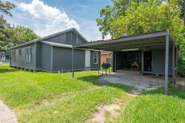 Building Photo - 200 W James Ave