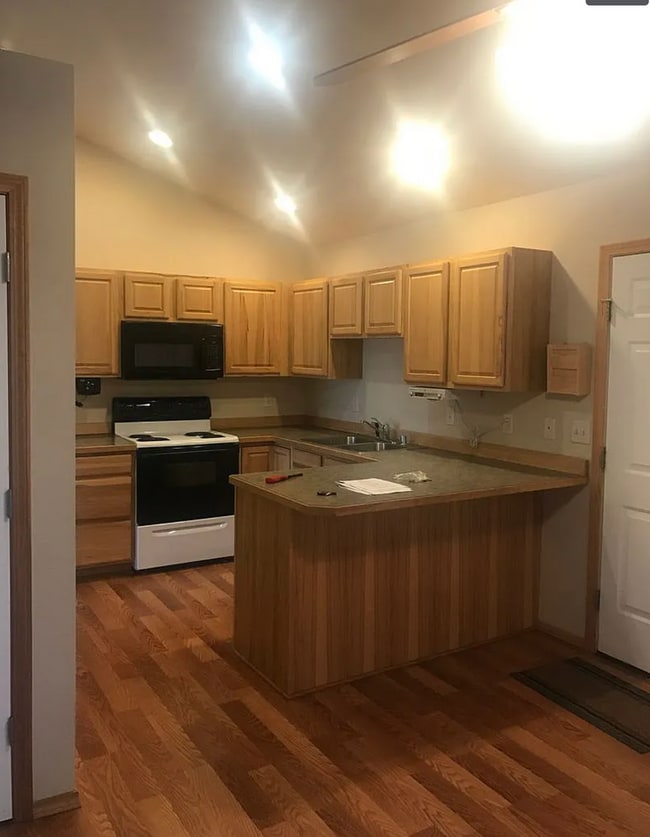 Building Photo - 521 Green Tree Dr