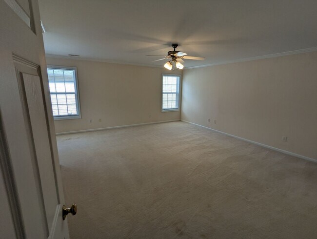 Building Photo - Spacious 4-Bedroom, 3-Bath Home in Parkside!