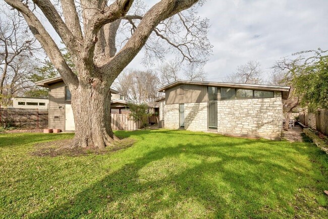 Building Photo - 1813 Dexter St