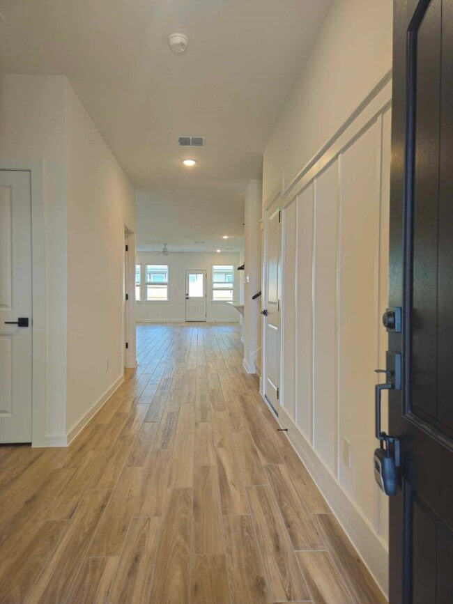 Building Photo - 8414 Bay Oaks Dr