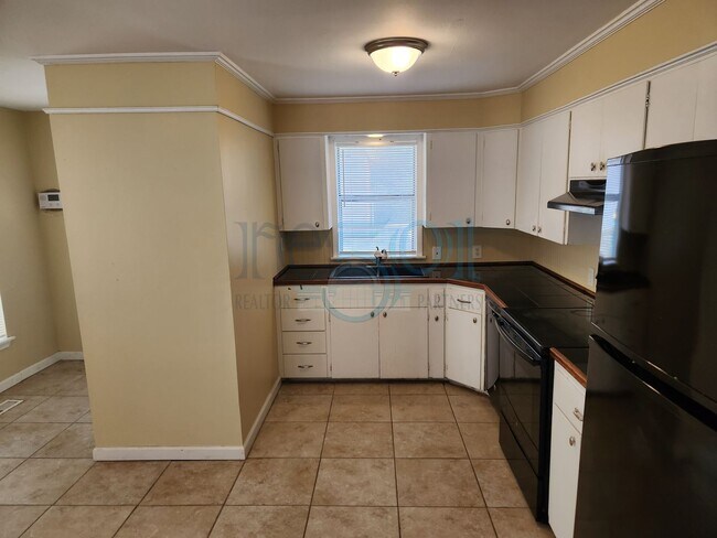 Building Photo - Great Home for UAMS Students