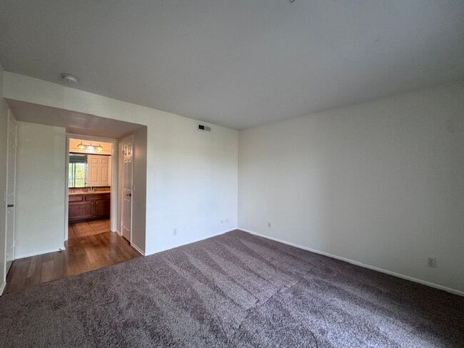Building Photo - 3472 Hathaway Ave