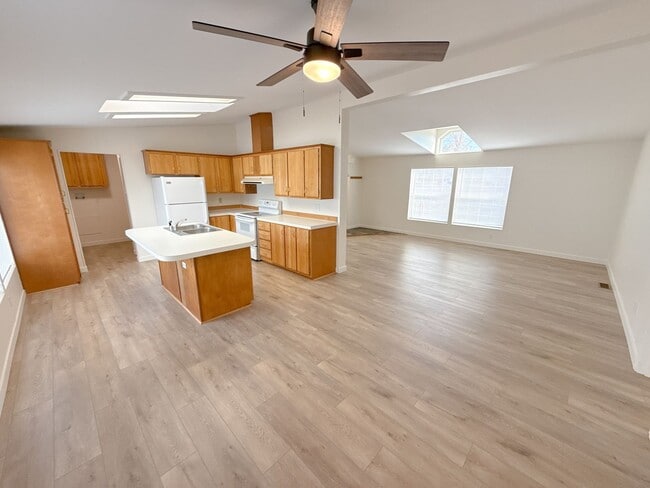 Building Photo - 3 Bedroom, 2 bath house