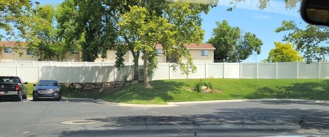Building Photo - 3 Bedroom / 3.5 Bathroom Townhome in Millc...