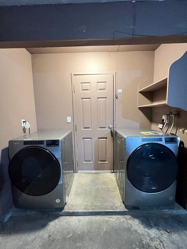 Building Photo - Beautiful 3 Bedroom / 2.5 Bath Town Home i...