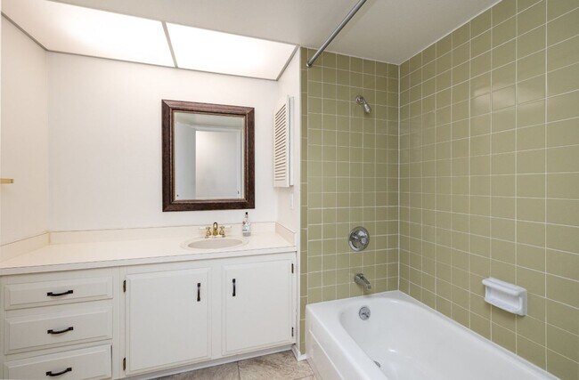 Building Photo - 4Bd/2.5Ba Bellevue Home