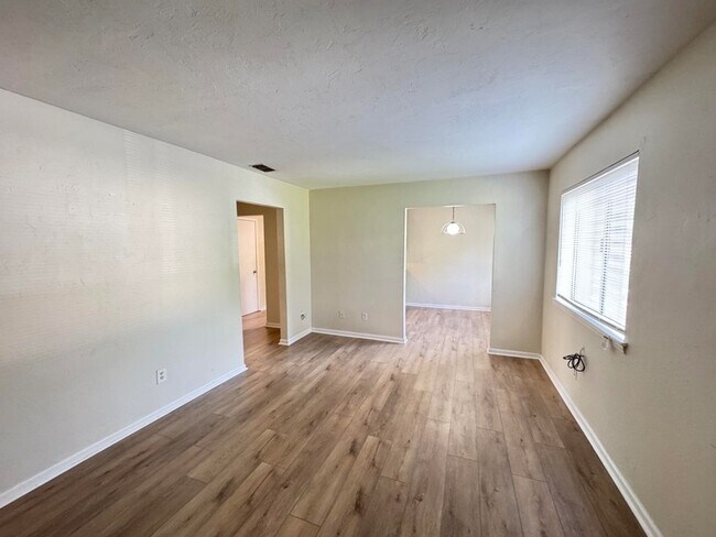 Building Photo - 1401 Lazy Brook