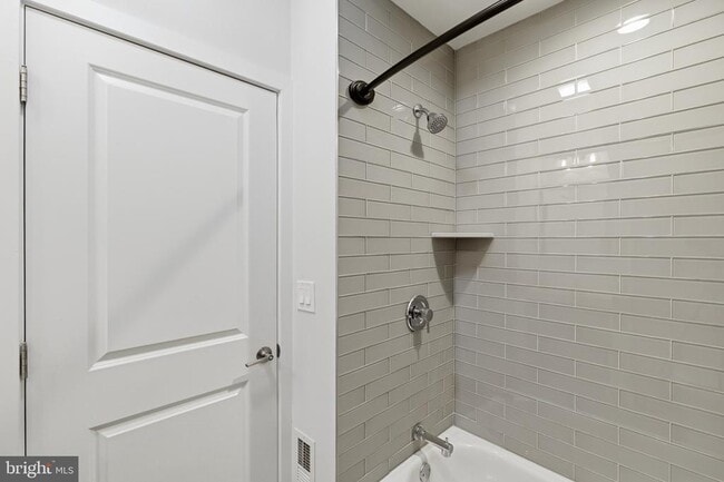 Building Photo - 1448 N Myrtlewood St