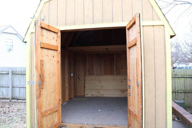 Building Photo - Newly Updated With Fresh Paint, Flooring & Countertops Throughout!