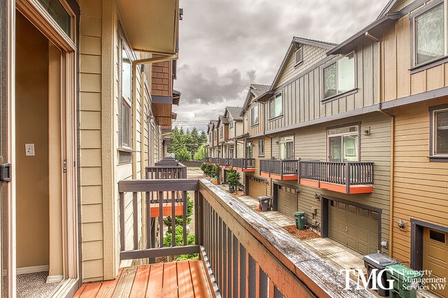 Building Photo - Gorgeous 4-bedroom Townhome with garage and washer / dryer in unit.