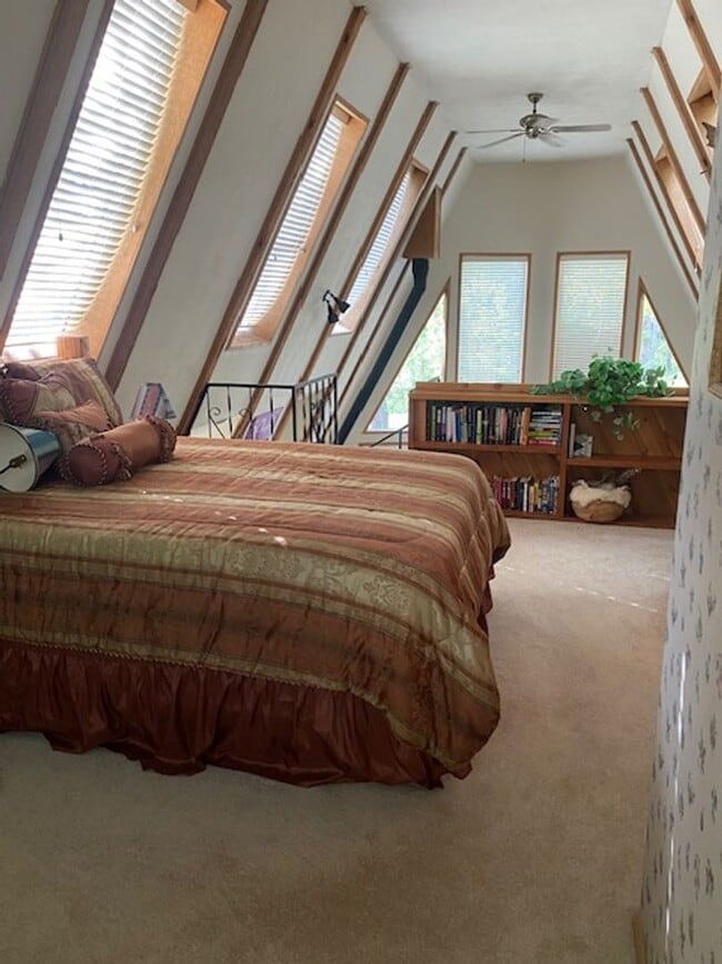 Building Photo - 2 Bedroom 2 bath Mountain Chalet close to ...