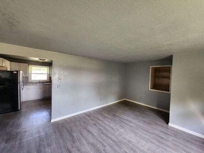 Building Photo - Updated 1 bedroom Upper - Kaukauna