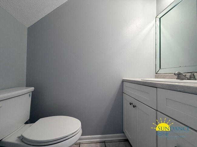 Building Photo - Charming Two-Story Townhome Near the Beach!