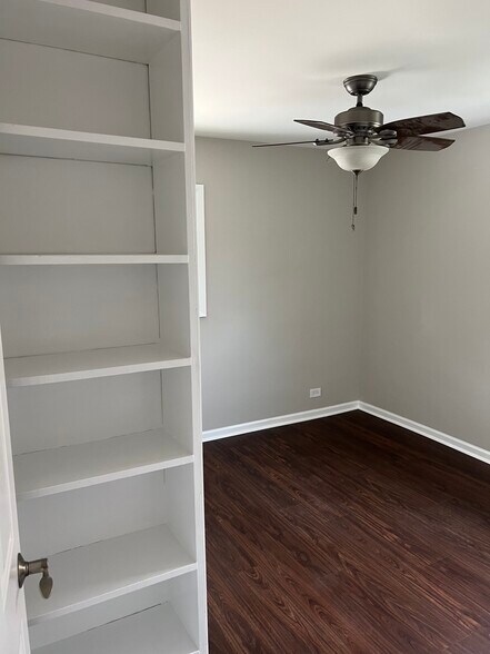 Building Photo - 1050 W Touhy Ave