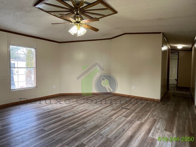 Building Photo - 3 Bedroom Mobile Home Available NOW! Baseline Estates Park