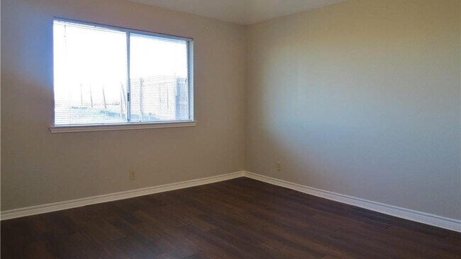 Building Photo - 1260 Hilltop Dr