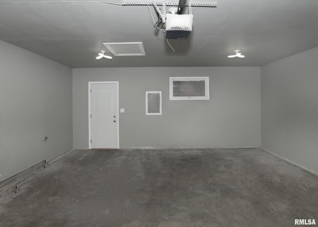 Building Photo - 2800 78th Ave