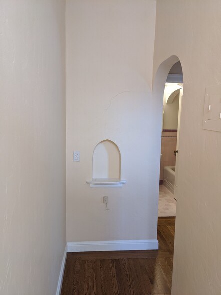 Hallway details - 422 Capitol St