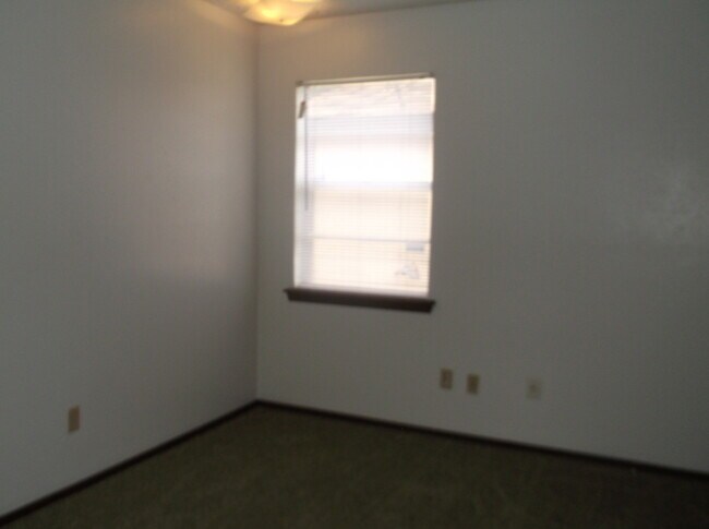 Building Photo - 2 Bed, 1 1/2 Bath, 1 Car Garage