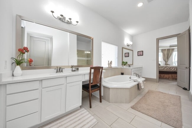 Building Photo - 1911 Sapphire Pines Ln