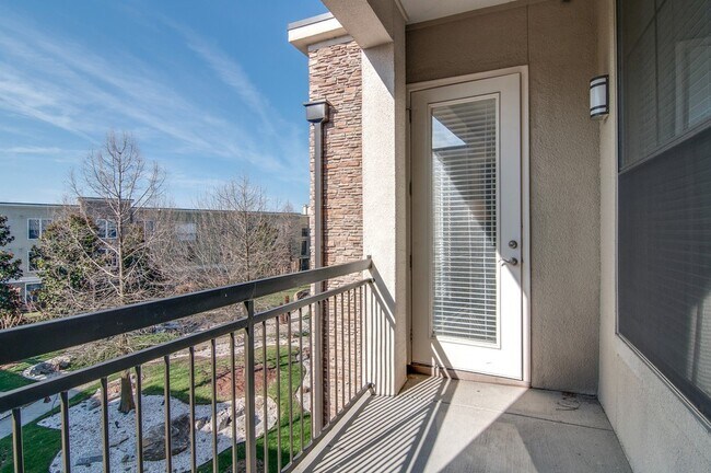 Building Photo - Available NOW! 2-Bed/2-Bath Hillsboro/Belmont