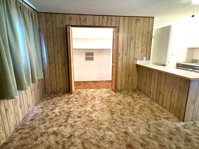Building Photo - Cozy Studio in Town