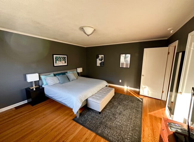 Building Photo - 605 SW Moss St