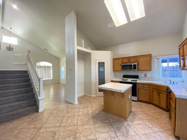 Building Photo - Spacious Home with a Pool & Hot Tub!