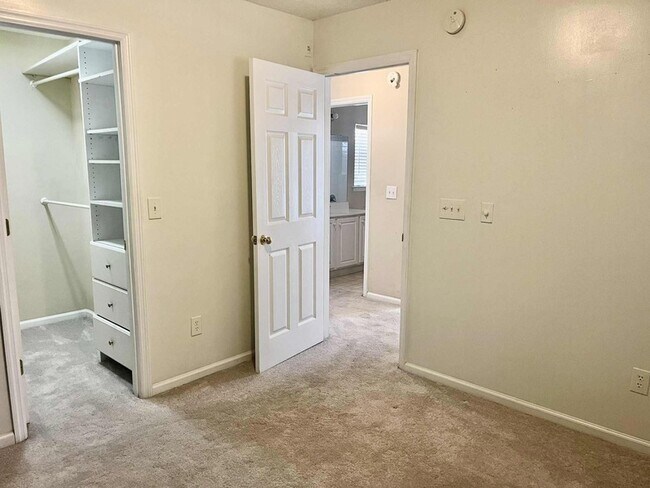 Building Photo - 524 Beverly Dr