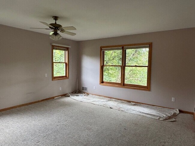 Building Photo - Spacious 4 BR/4 BA Single-Family Home in a...