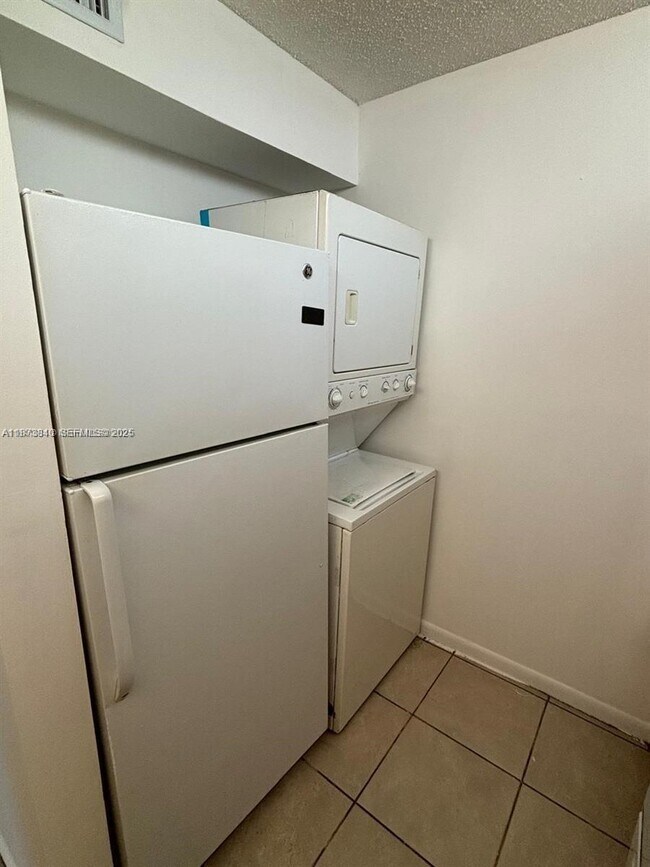 Building Photo - 824 Twin Lakes Dr