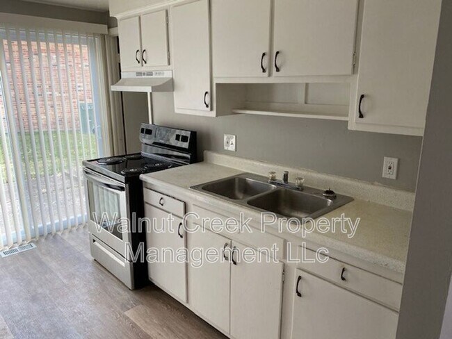 Building Photo - 671-681 Shoreline Dr