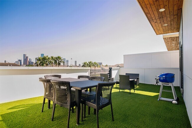 Building Photo - 511 Memorial Heights Dr