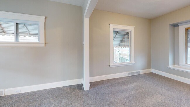 Building Photo - 3 Bed / 1 Bath in Cleveland!