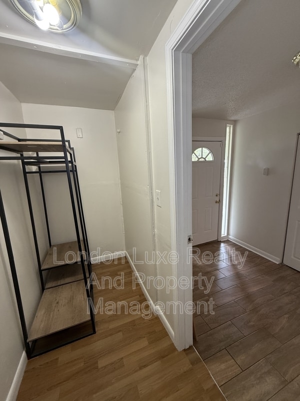Building Photo - 909 La Marche Dr