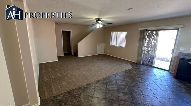 Building Photo - 3 Bed 2.5 bath 2 story house LOTS of storage