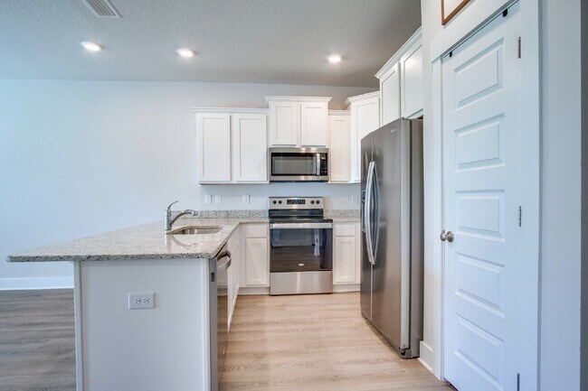 Building Photo - Spacious North Pensacola Townhome Featuring Modern Finishes, Granite Kitchen, Private Garage, Com...