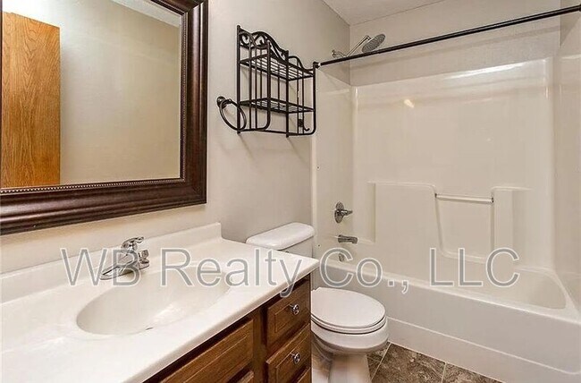 Building Photo - 710 SE Murphy Dr