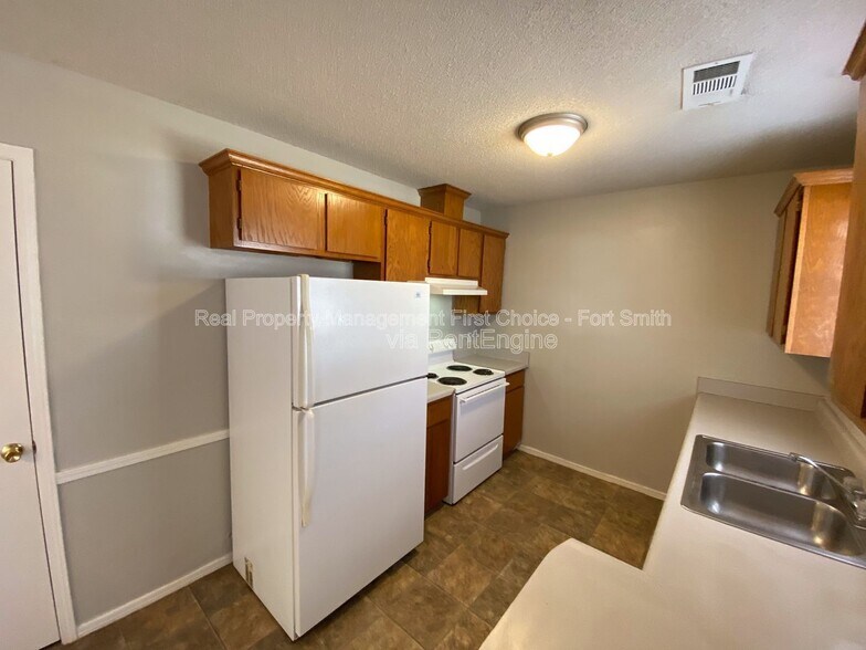 Building Photo - 1911 Whippoorwill Dr