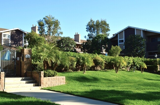 Building Photo - 5848 Canterbury Dr