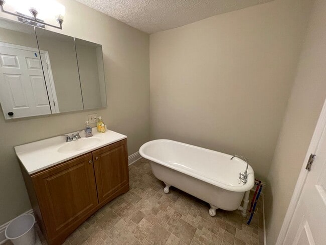 Building Photo - Downtown Crawfordsville Home