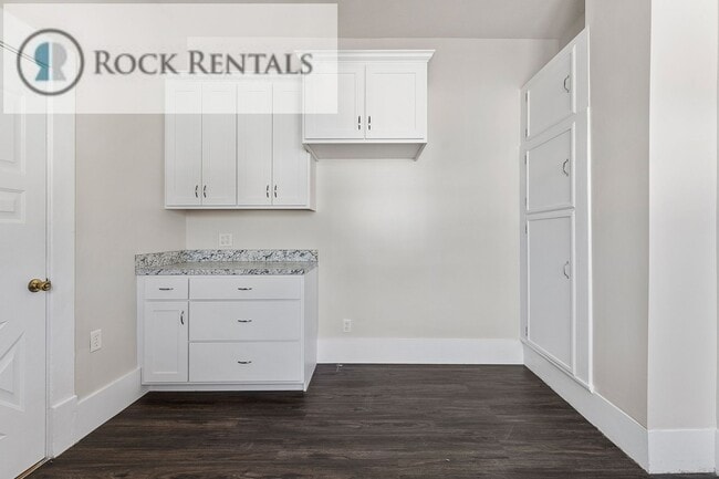 Building Photo - Recently Remodeled 3 Bed 1 Bath House