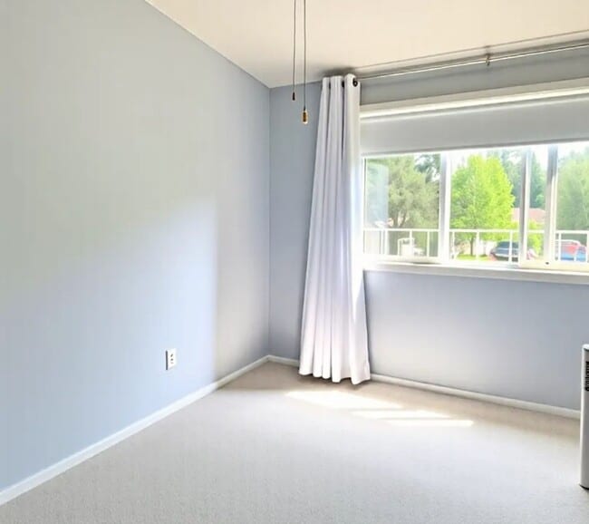 Building Photo - Remodeled and two master suites