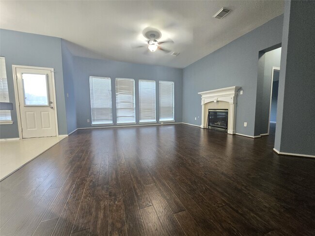 Building Photo - 15523 Clear Valley Dr