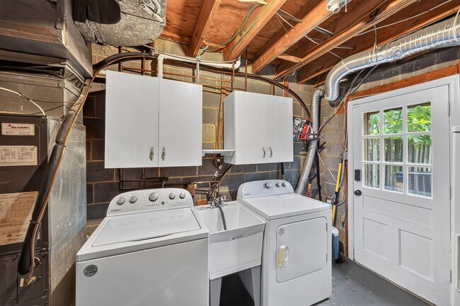 Building Photo - 3-level townhome in sought-after Sycamore Heights